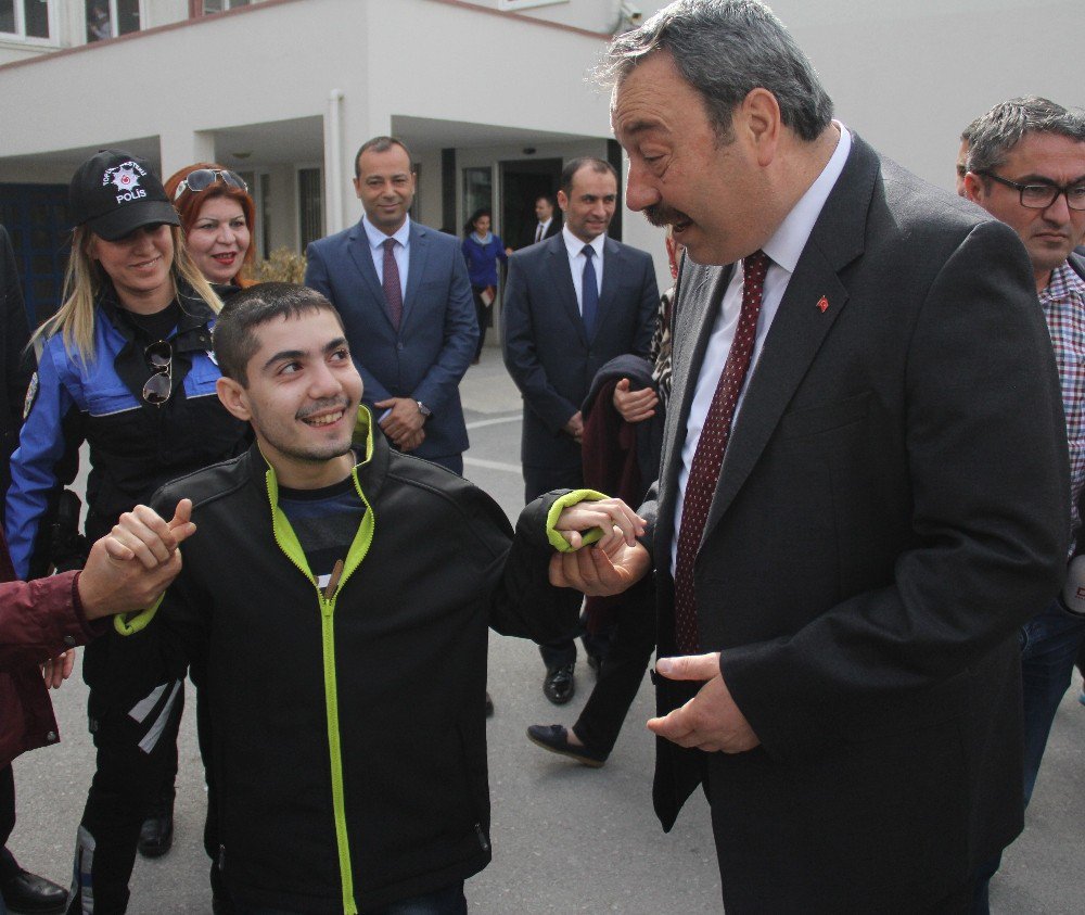 Engelli Çocuklardan Baş Müdüre Hayvanat Bahçesi Teşekkürü