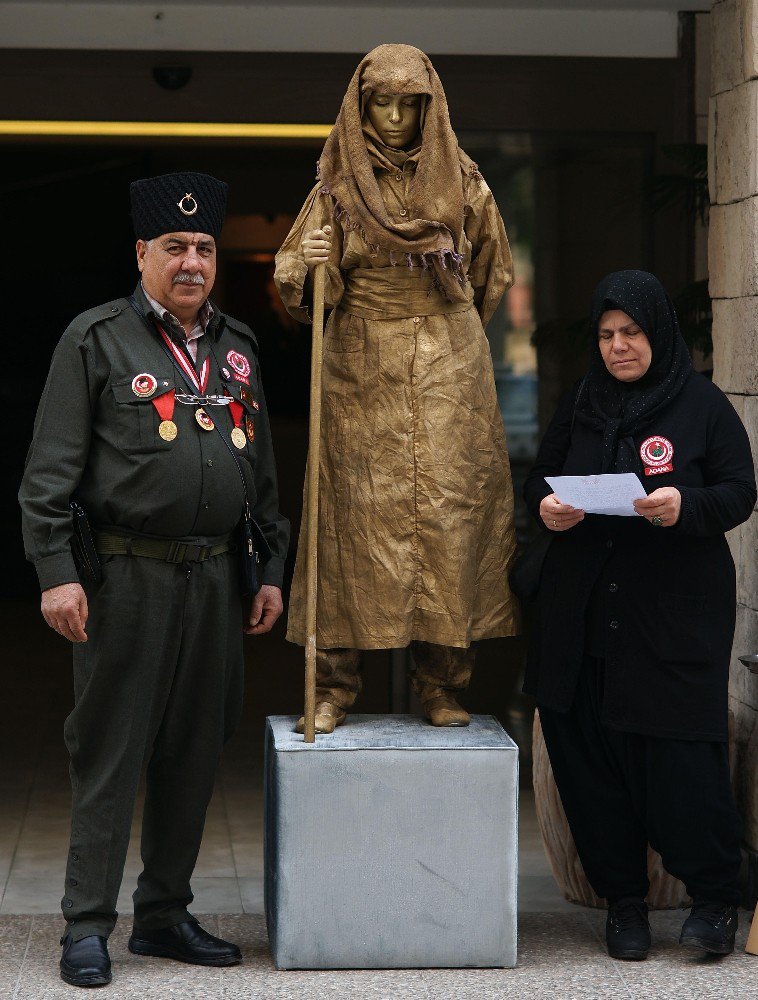 Kadın Kahramanlar Canlı Heykellerle Anıldı