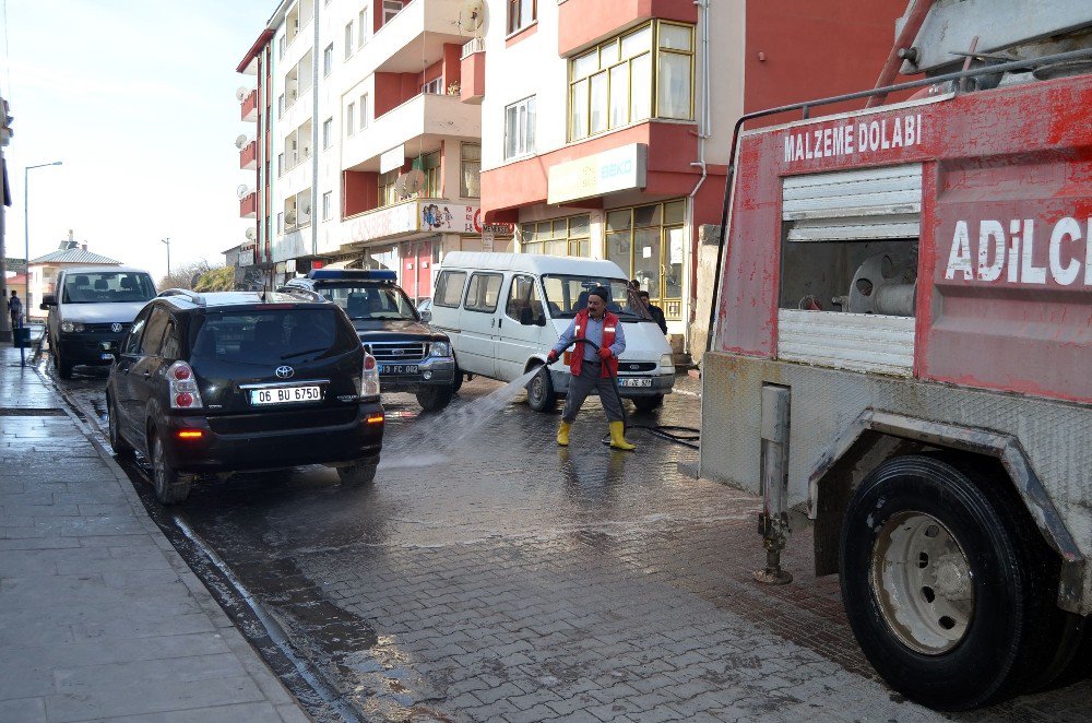 Adilcevaz’da Yol Yıkama Ve Temizlik Çalışması