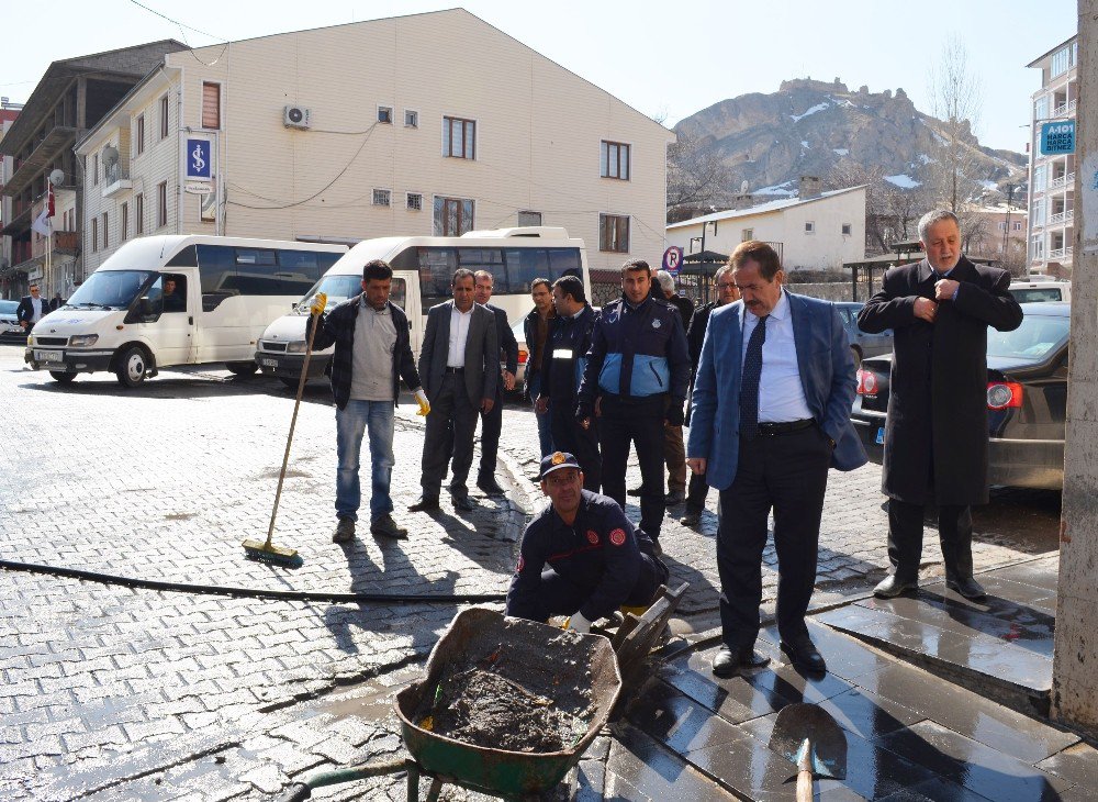 Adilcevaz’da Yol Yıkama Ve Temizlik Çalışması