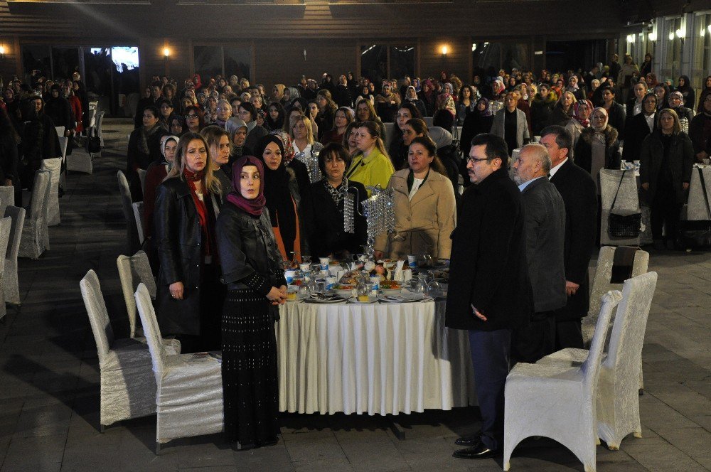 Trabzon’da Ak Partili Ve Mhp’li Bin Kadın “Evet” İçin Bir Araya Geldi