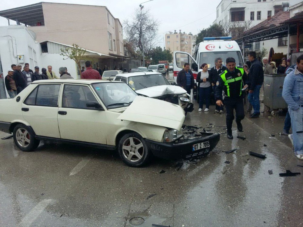 Demre’de İki Araç Kafa Kafaya Çarpıştı: 2 Yaralı