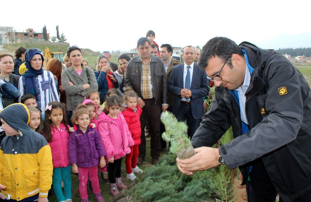 Minik Eller Fidanları Şehitler İçin Toprakla Buluşturdu