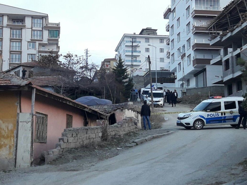 Polisten Kaçıp Çatıya Çıkan Şahıs 4 Saatte İkna Edilerek Aşağı İndirildi