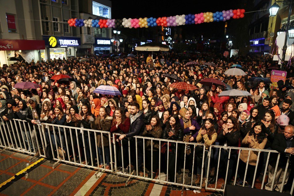 Saraçlar Caddesi’nde Kadınlar Gecesi Özel Konseri