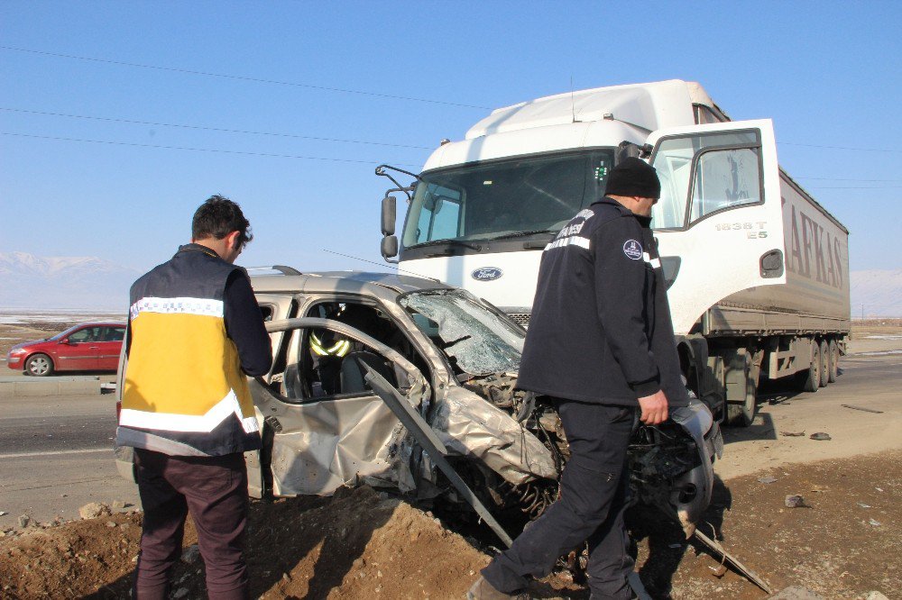 Erzurum’da Tır İle Otomobil Çarpıştı: 5 Yaralı