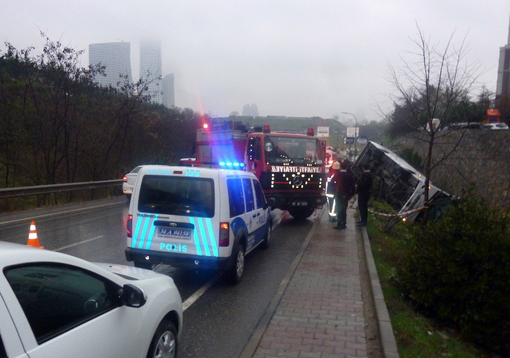 Ümraniye’de Çevik Kuvvet Polislerini Taşıyan Otobüs Devrildi: 5 Yaralı