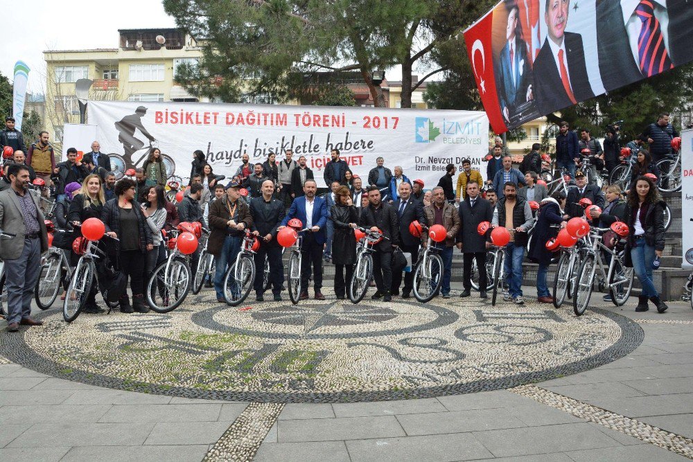 İzmit Belediyesi Gazetecilere Bisiklet Hediye Etti