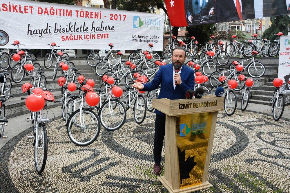 İzmit Belediyesi Gazetecilere Bisiklet Hediye Etti