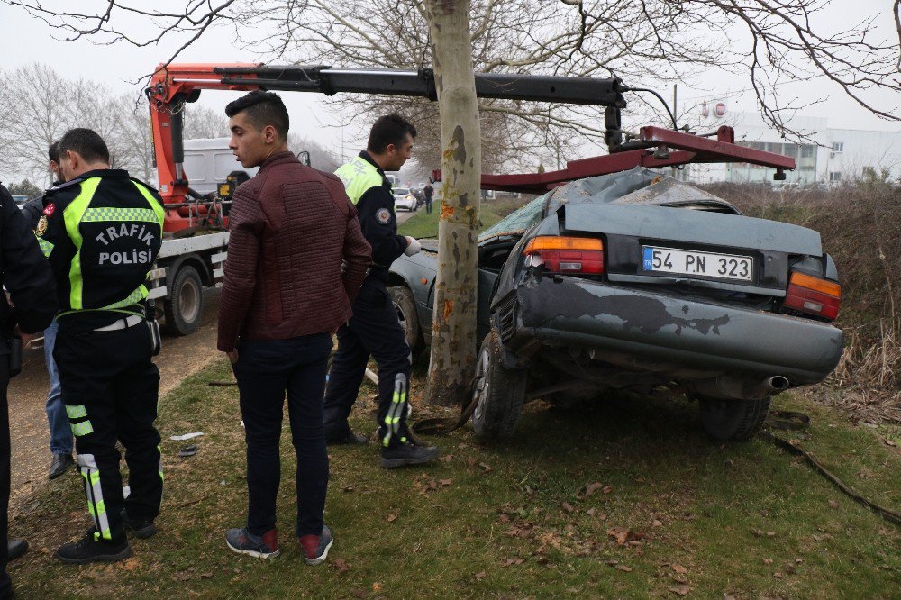 Otomobil Ağaca Çarptı: 1 Ölü, 1 Yaralı