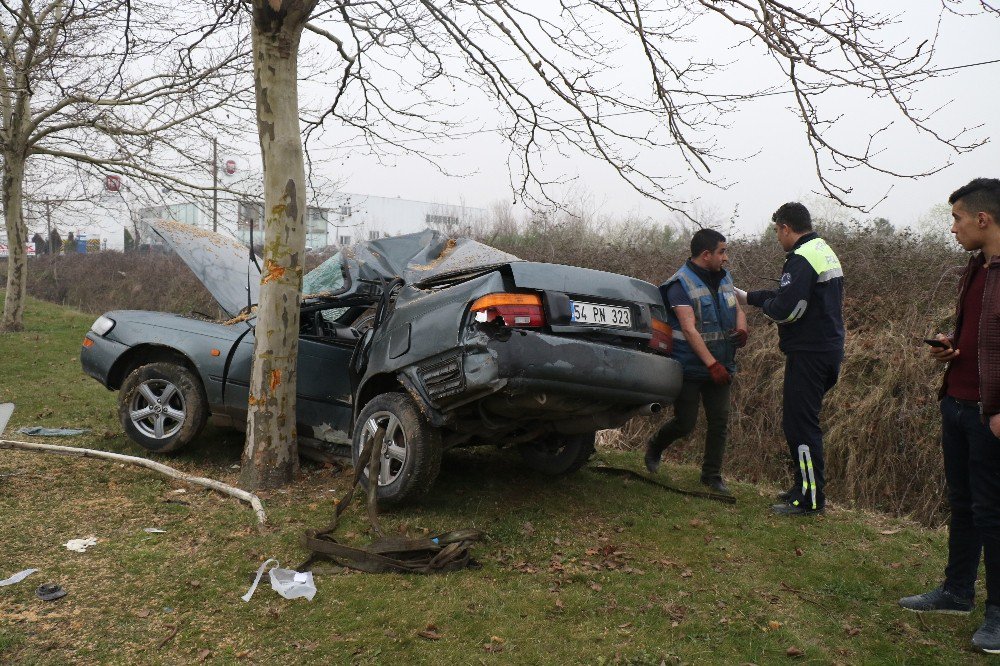 Otomobil Ağaca Çarptı: 1 Ölü, 1 Yaralı