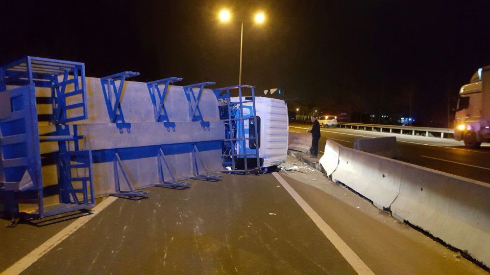 Sanayi Tüpü Yüklü Kamyon Devrildi