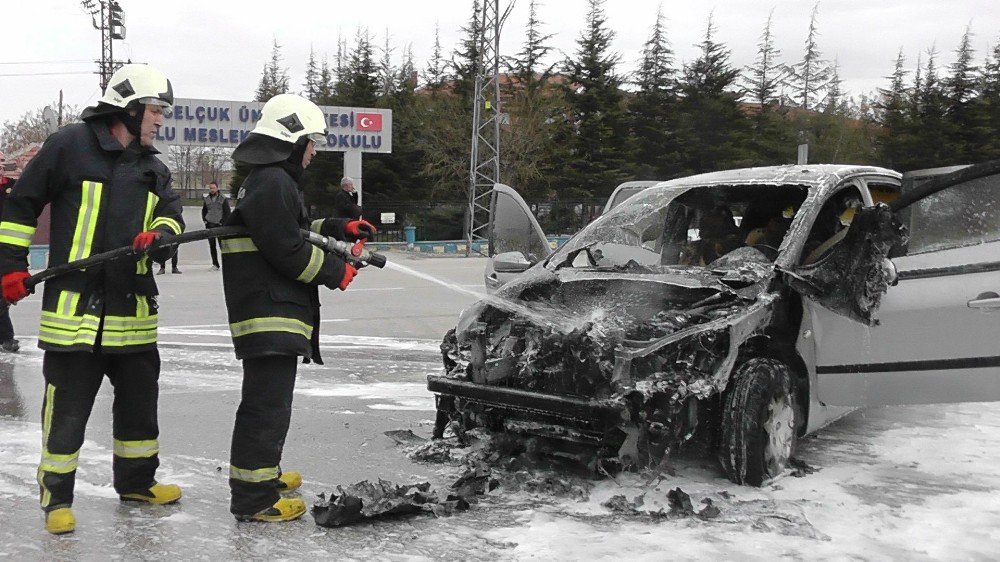 Seyir Halindeki Otomobil Alev Alev Yandı