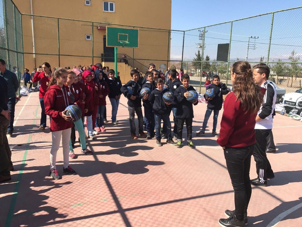 Milli Yıldız Tuğba Palazoğlu, Genç Basketbolcuların Yüzünü Güldürdü