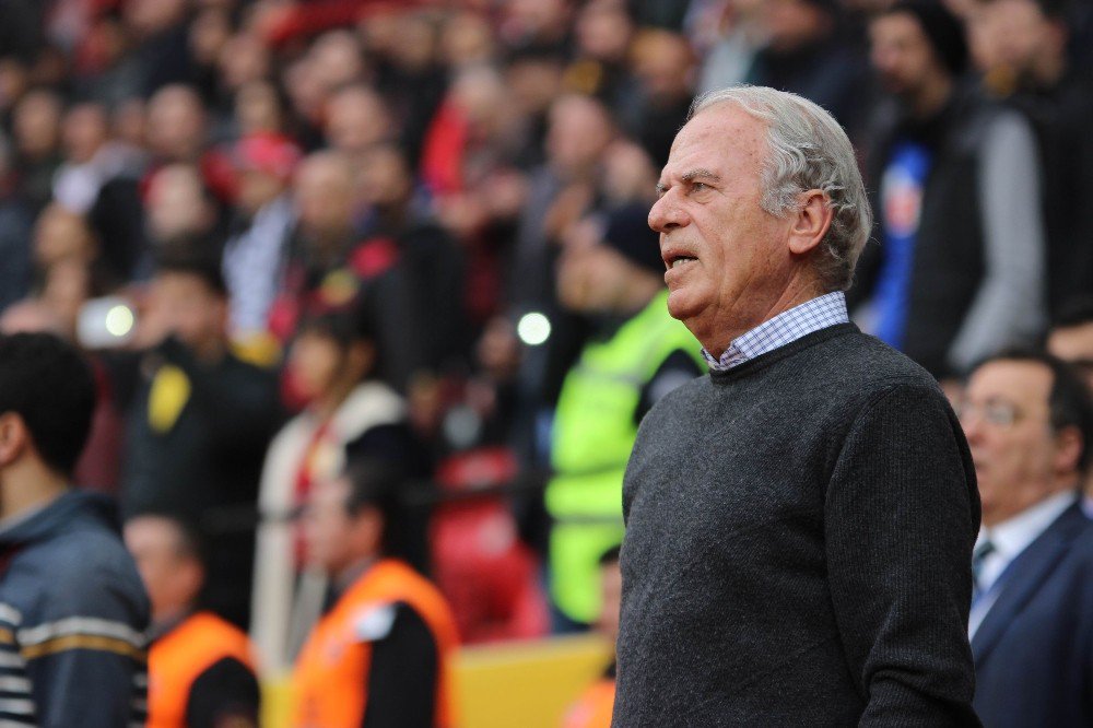 Mustafa Denizli, Giresunspor Maçı İçin Takımını Islak Zeminde Hazırlıyor