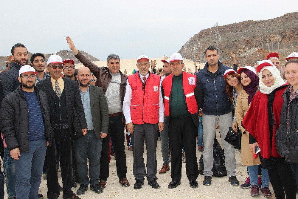 Suriyeli Çocuklar Sığındıkları Topraklarda Ağaç Dikti