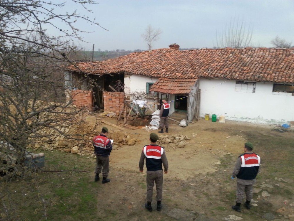 Evin Önünde Hazine Aradılar