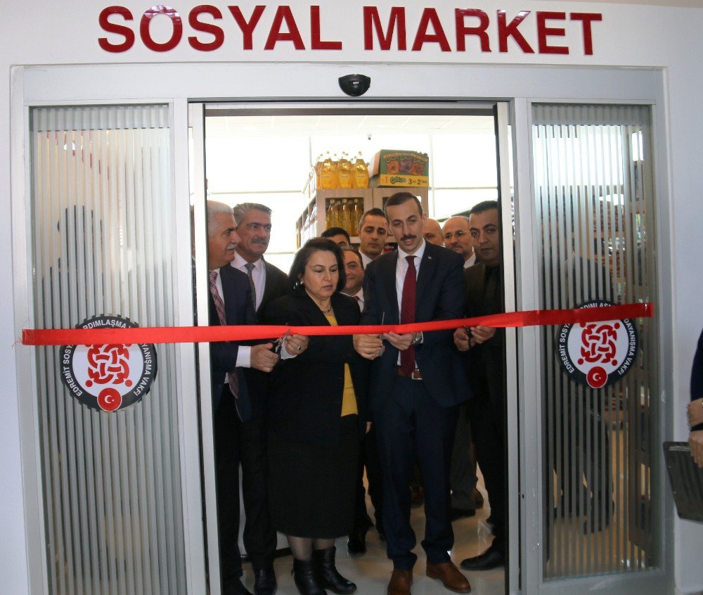 Edremit’te Sosyal Market Ve Giyim Mağazası Açılışı