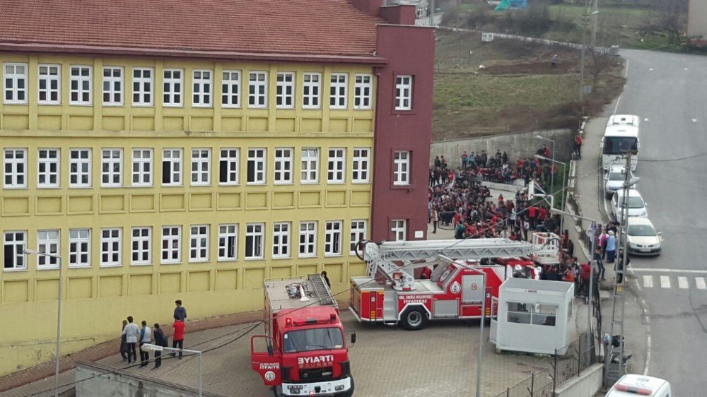 Lisedeki Yangın Kısa Süreli Paniğe Yol Açtı