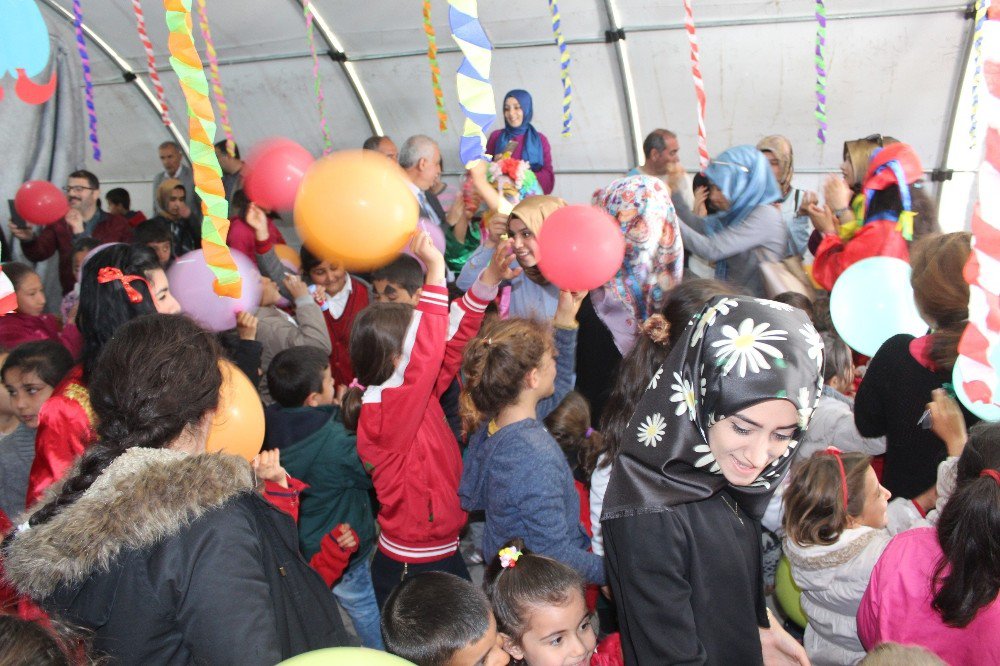 Üniversitelilerden Depremzede Öğrencilere Moral Etkinliği