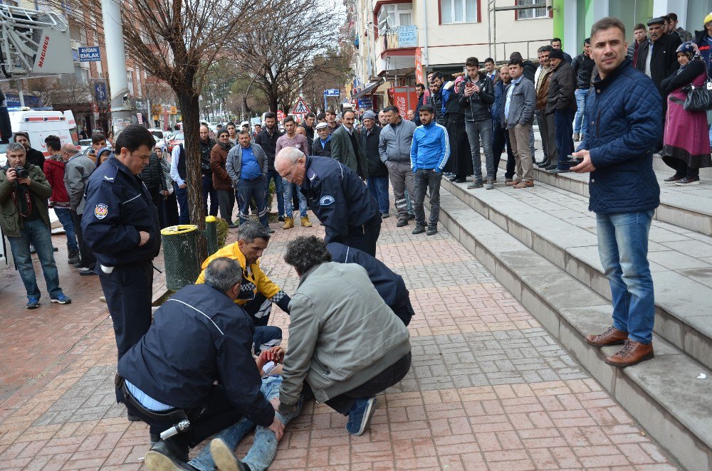 İntihar İçin Çatıya Çıkan Genci Polis İkna Ederek Kurtardı