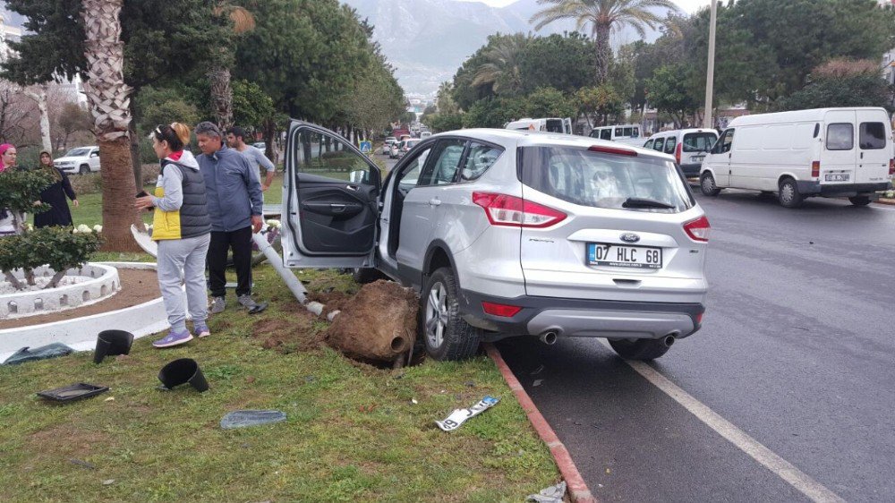 Alanya’da 2 Otomobil Çarpıştı: 3 Yaralı