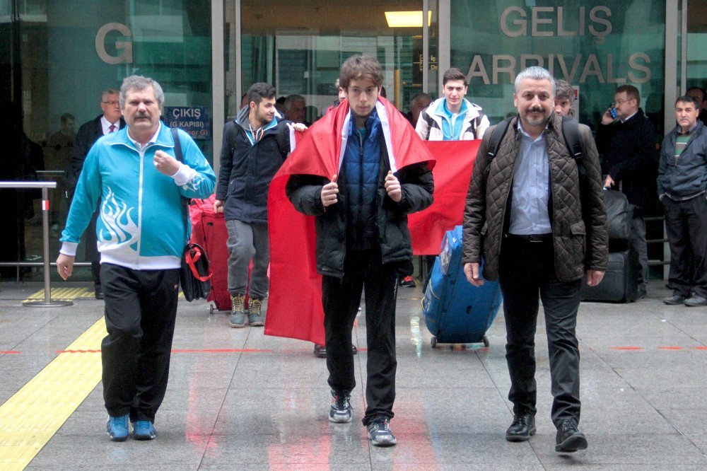 94 Yıl Sonra Madalya Getiren Milli Eskrimci Hava Limanında Karşılandı