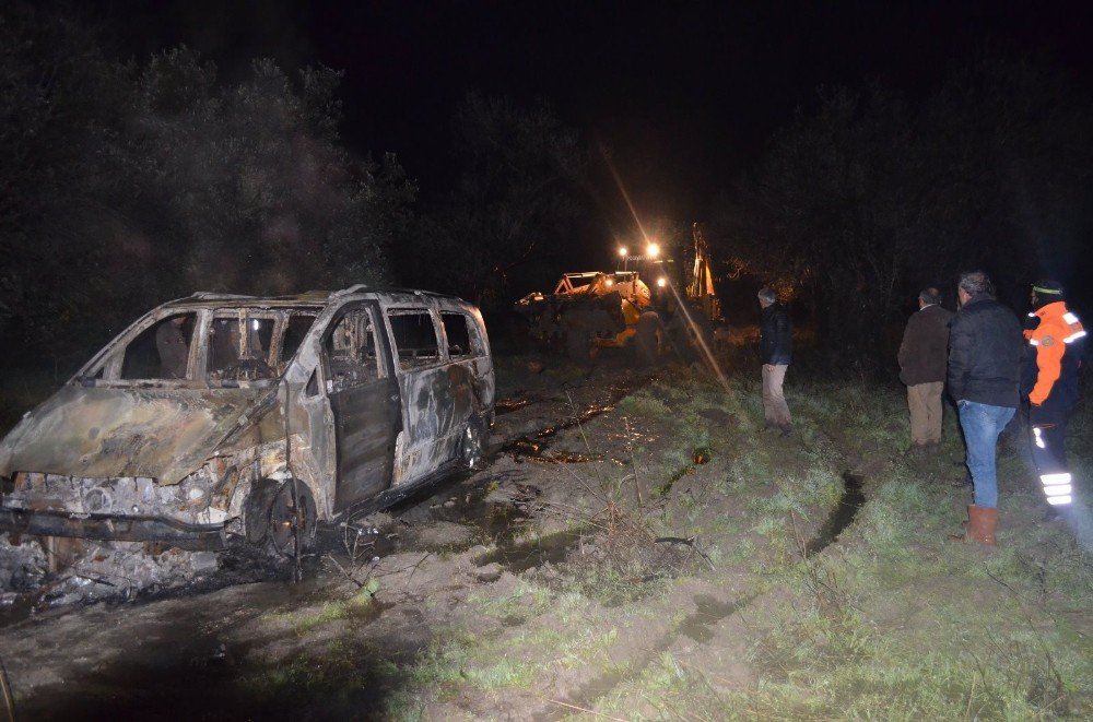 Ayvalık’ta Yanmış Halde Lüks Minibüs Bulundu