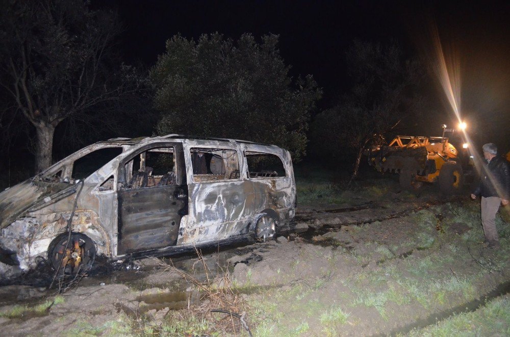 Ayvalık’ta Yanmış Halde Lüks Minibüs Bulundu