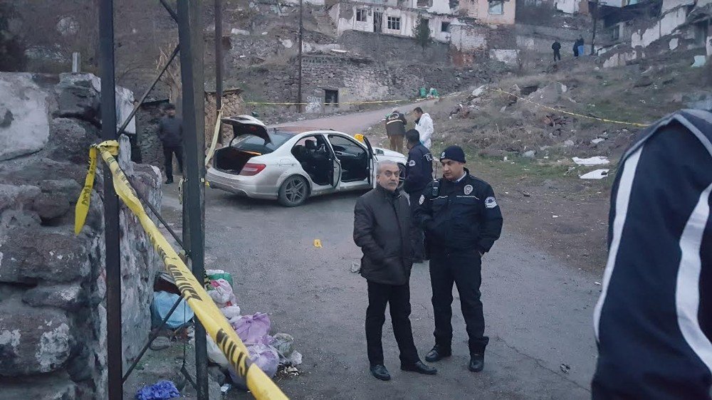 Başkent’te Çifte İnfaz. Çapraz Ateşe Tutulan Otomobilde Bulunan 2 Kişi, Hayatını Kaybetti