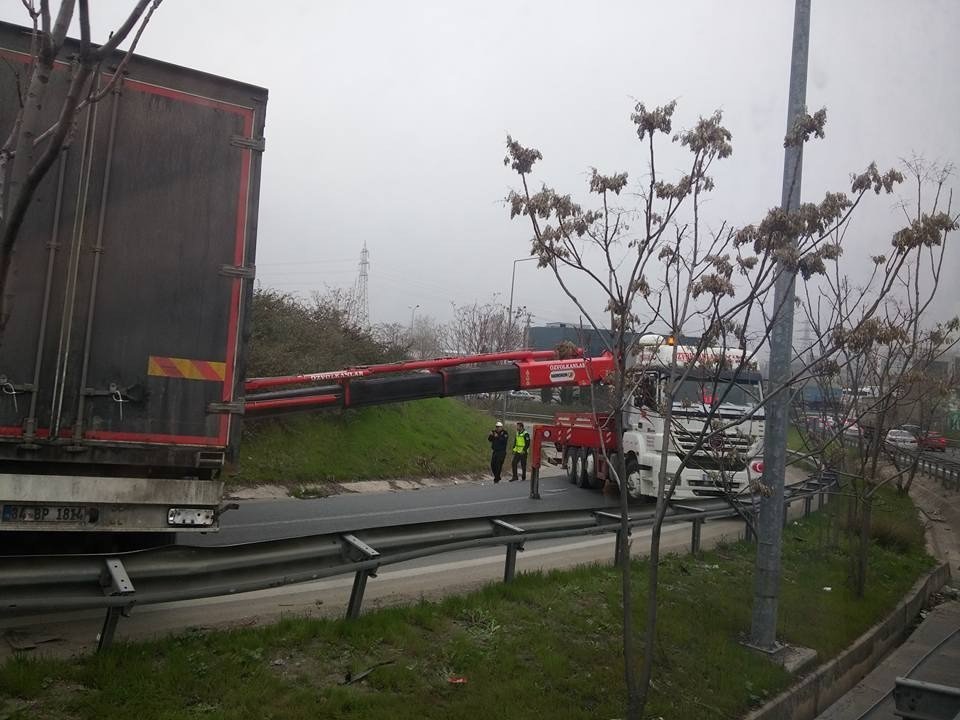 Bursa’da Tır Kazası Trafiği Kilitledi