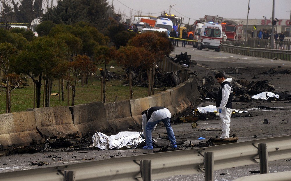 Büyükçekmece’de Helikopter Düştü: 5 Ölü