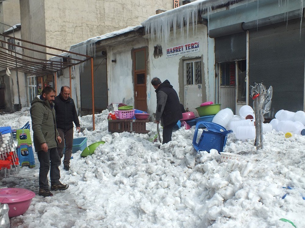 Çatıdan Düşen Kar Kütlesi Maddi Zarara Yol Açtı