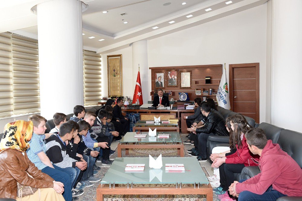 Darende Yenice Ortaokulu Öğrencilerinden Başkan Çakır’a Ziyaret