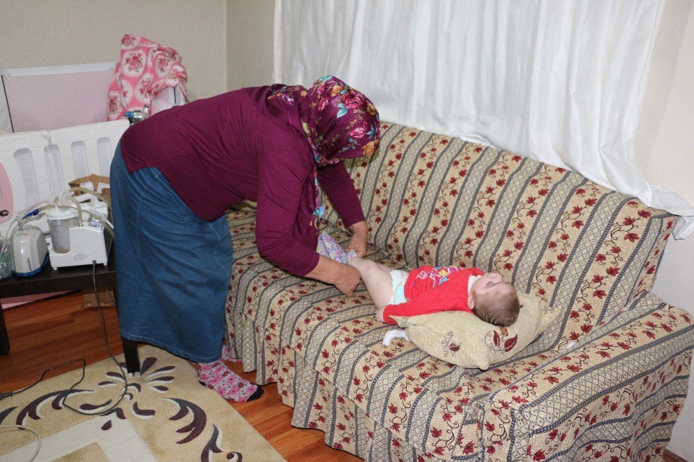 Çocukları Nefes Alsın Diye Başında 2 Yıldır Nöbet Tutuyorlar