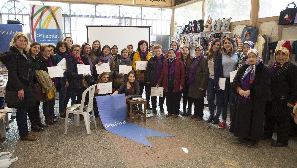 Eğitimlere Katılan El İşi Emekçisi Kadınlar Belgelerini Aldı