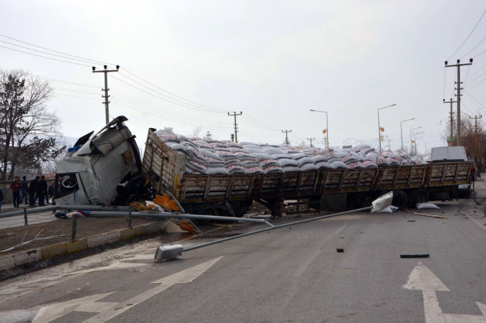 Freni Patlayan Tır, Işıklarda Bekleyen Otomobili Biçti