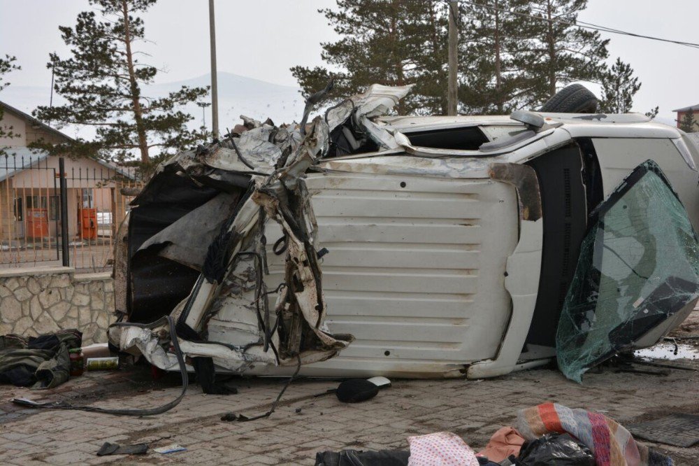 Freni Patlayan Tır, Işıklarda Bekleyen Otomobili Biçti