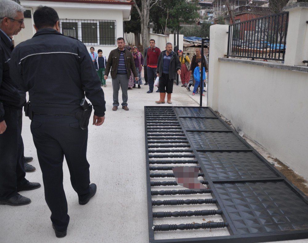 Üzerine Kapı Devrilen Öğrenci Yaralandı