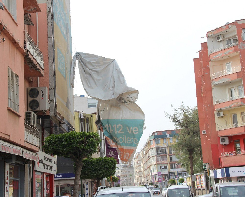 İskenderun’da Şiddetli Fırtına Hayatı Olumsuz Etkiliyor