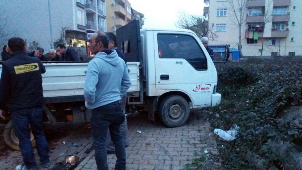 Köpeğe Çarpmamak İsterken Kamyonete Vurdu