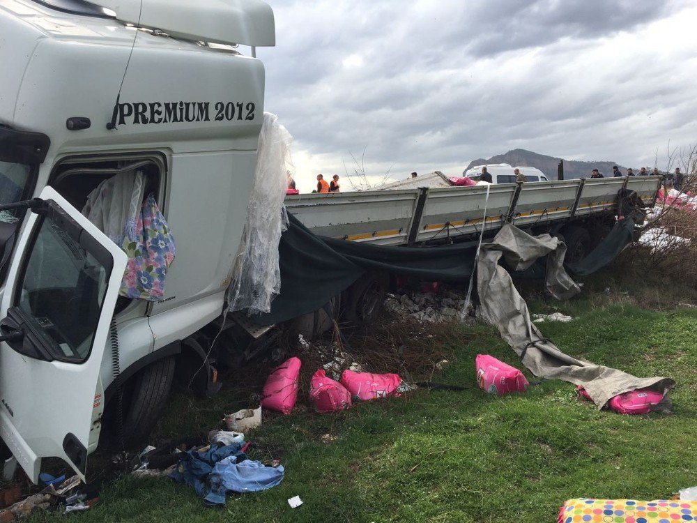 Karşı Şeride Geçen Tır, Otomobili Biçti: 3 Yaralı