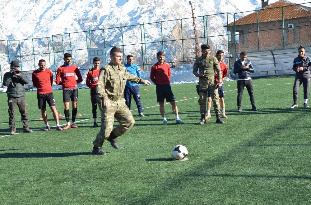 Vali Toprak Futbolcuların Antrenmanlarını İzledi