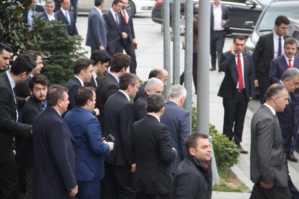 Başbakan Yıldırım, Ak Parti İstanbul İl Başkanlığından Ayrıldı