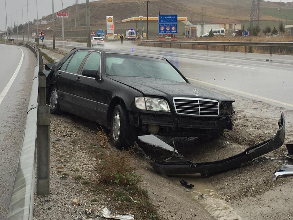 Otomobil Aydınlatma Direğine Çarptı