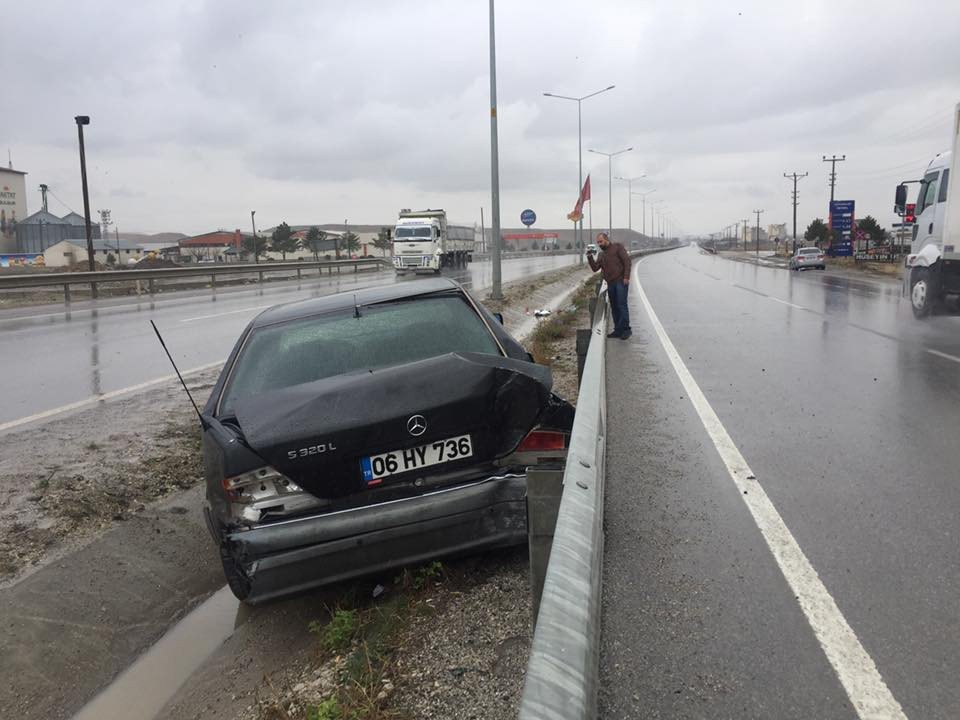 Otomobil Aydınlatma Direğine Çarptı