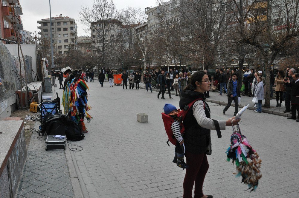 Kızılderelilerin Sokak Konseri Hayran Bıraktı