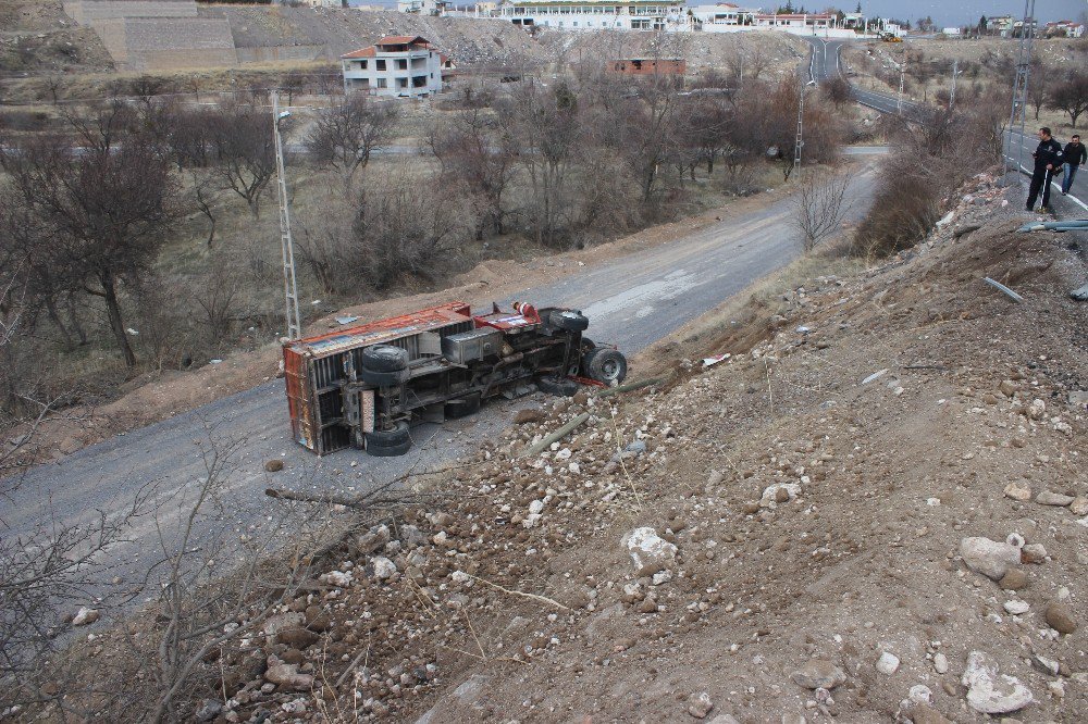 Kamyon Şarampole Yuvarlandı: 3 Yaralı