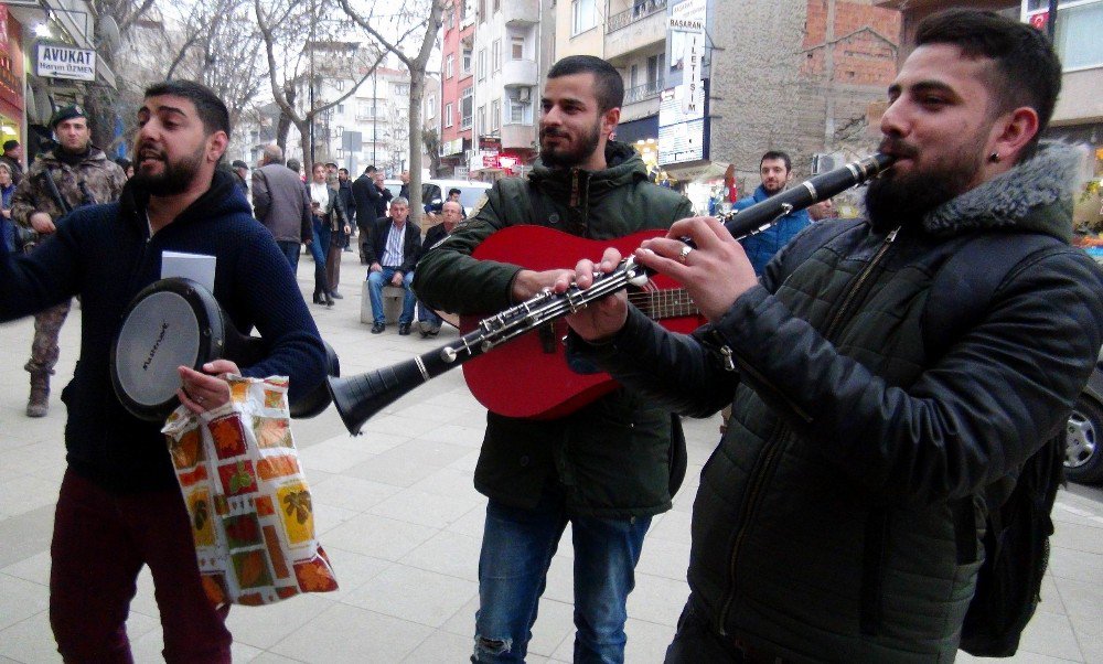 Bakan Ağbal’a ‘Evet’li Şarkı Sürprizi