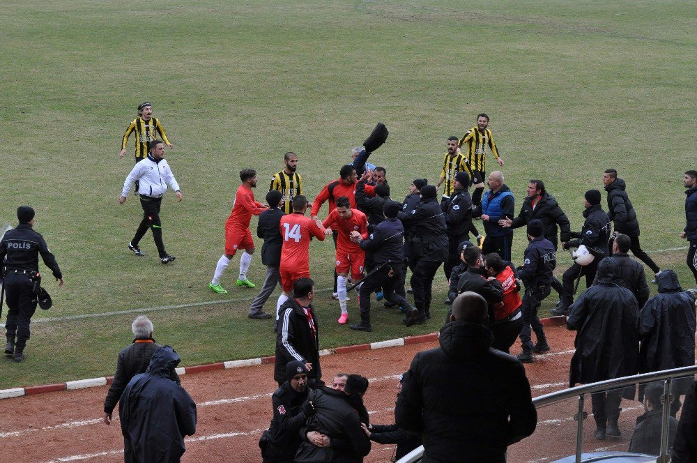 Yozgat’ta Amatör Küme Maçında Saha Karıştı